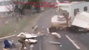 Tài xế mất kiên nhẫn, xe lưu động vỡ tan tành