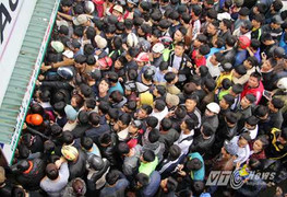 Cận cảnh chen nhau nghẹt thở mua vé xem Công Phượng