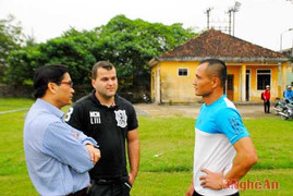 Vị khách đặc biệt xem Công Phượng đại chiến sân Vinh