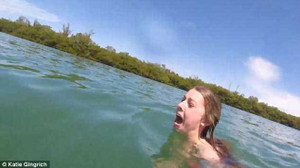 Cô gái hét toáng tưởng gặp 'quái vật' dưới nước