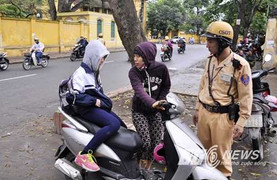 Không đội mũ bảo hiểm cho con, gần 200 phụ huynh bị phạt