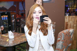 Minh Hằng tranh thủ tút tát trước giờ diễn