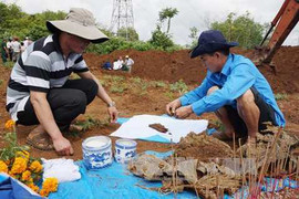 Tìm thấy 11 bộ hài cốt liệt sỹ trong vườn nhà dân
