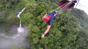 Thú vị chuyến đi qua 7 thác nước trên một sợi dây