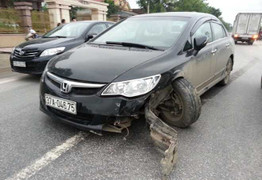 Xế hộp đánh võng trên quốc lộ, hất văng xe máy xuống ruộng