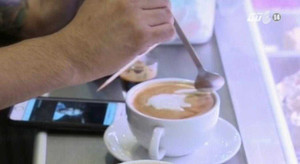 Vẽ tranh điệu nghệ trên cốc cà phê