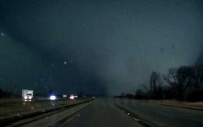 Clip: Vòi rồng khủng khiếp tấn công nước Mỹ