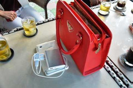 Tài xế taxi liều mình xô ngã 2 tên cướp