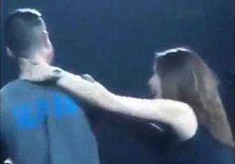 Adam Levine bấn loạn khi bị fan cuồng tấn công trên sân khấu