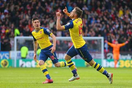 Hạ nhược tiểu, Arsenal thổi lửa đại chiến Man Utd vs Man City