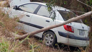 Ô tô bay xuống mương, 5 người hoảng loạn