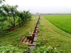 Để có kênh thủy lợi, nông dân phải nộp tiền cho hợp tác xã ‘tiếp khách’