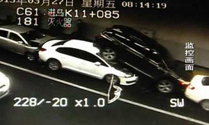 Hàng loạt xe sang đâm nhau liên hoàn trong đường hầm