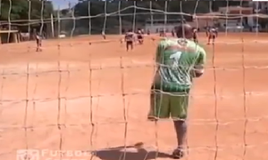 Clip: Thủ môn một chân bắt bóng đại tài