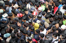 Biển người hô hào đập cửa đòi vào sân Vinh xem Công Phượng