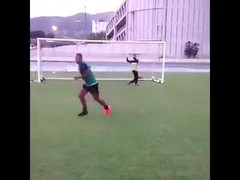 Cười vỡ bụng với pha đá phạt penalty cực thông minh