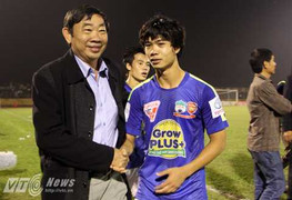 Công Phượng vỗ tay, tạm biệt khán giả quê nhà