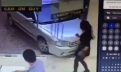 Kinh hoàng cảnh xe tông cửa hàng, cửa kính đè nữ lễ tân