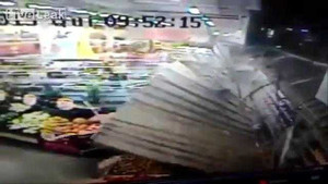 Tường siêu thị đột nhiên đổ sập như ngày tận thế