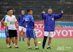 Thầy Giôm: Ngày mai tôi sẽ lấy lại cái... nạng