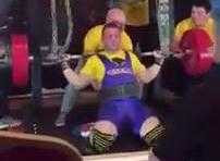 Nâng tạ quá nặng, vận động viên gãy xương