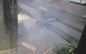 Trăm cảnh sát đang cứu hỏa vụ cháy nhà máy in giữa thủ đô