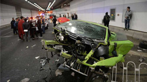 Đua xe trong hầm, sinh viên Trung Quốc phá nát cặp siêu xe