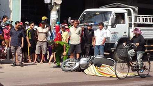 Xe tải bất ngờ mở cửa, một phụ nữ chết thảm