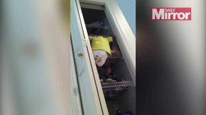 Tròn mắt xem em bé trèo lên nóc tủ cao để trộm kẹo