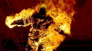 Vợ bỏ nhà đi, chồng tưới xăng đốt ‘tình địch’