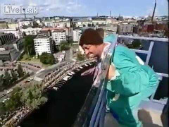 Mừng sinh nhật tuổi 50 bằng cách 'quái dị', lãnh hậu quả thảm khốc