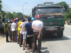 Người nhà khóc nghẹn trước thi thể nữ giáo viên bị xe cán