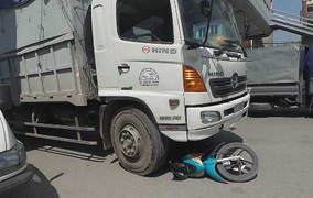 Chồng chết lặng khi thấy vợ tử vong dưới gầm xe tải