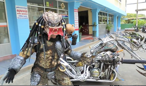 'Quái thú' cưỡi mô tô gây náo động đường phố Bangkok