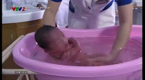Video: Hướng dẫn cách tắm cho trẻ sơ sinh