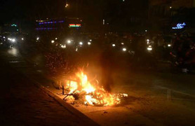 Hà Nội: Xe máy bốc cháy dữ dội trong đêm