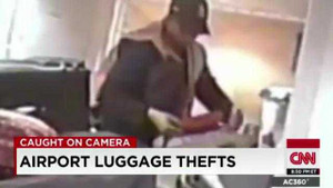 Quay được cảnh công nhân trộm đồ trong vali của khách ở sân bay