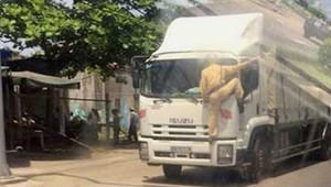 CSGT đu đầu xe tải yêu cầu tài xế dừng xe