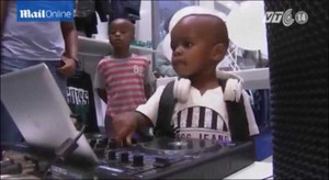 Clip: DJ 2 tuổi đóng bỉm chơi nhạc cực hay