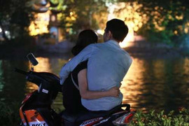 Thất tình ra hồ Tây ngồi, thiếu nữ bị lừa lấy mất xe máy