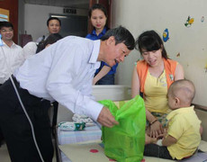 Đoàn viên Tòa án Nhân dân tối cao trao 215 phần quà cho bệnh nhi