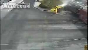 Cố băng qua đường ray, container bị tàu hỏa húc tung thảm khốc