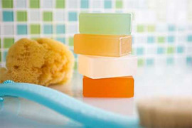 Lý do để bạn nên dùng xà bông thay vì sữa tắm