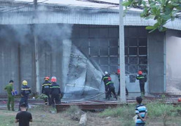 Cháy lớn xưởng sản xuất bông, hàng trăm công nhân tháo chạy