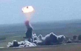 Clip: Xe đánh bom tự sát của IS nổ tung