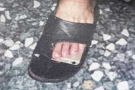 Thủ đoạn bệnh hoạn mới: Đặt iPhone ở đế dép quay lén dưới váy phụ nữ