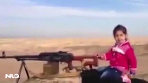 Clip: Bé gái người Kurd xả súng máy 'tiêu diệt 400 chiến binh IS'