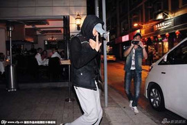 Châu Tinh Trì cúi đầu sau vụ bị tố gian dối