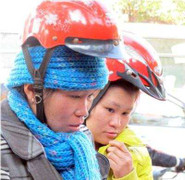 Phụ nữ Thái 'làm xiếc' với mũ bảo hiểm, quan chức giao thông trăn trở