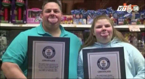 Gặp gỡ hai cha con giữ kỷ lục lưỡi to nhất thế giới